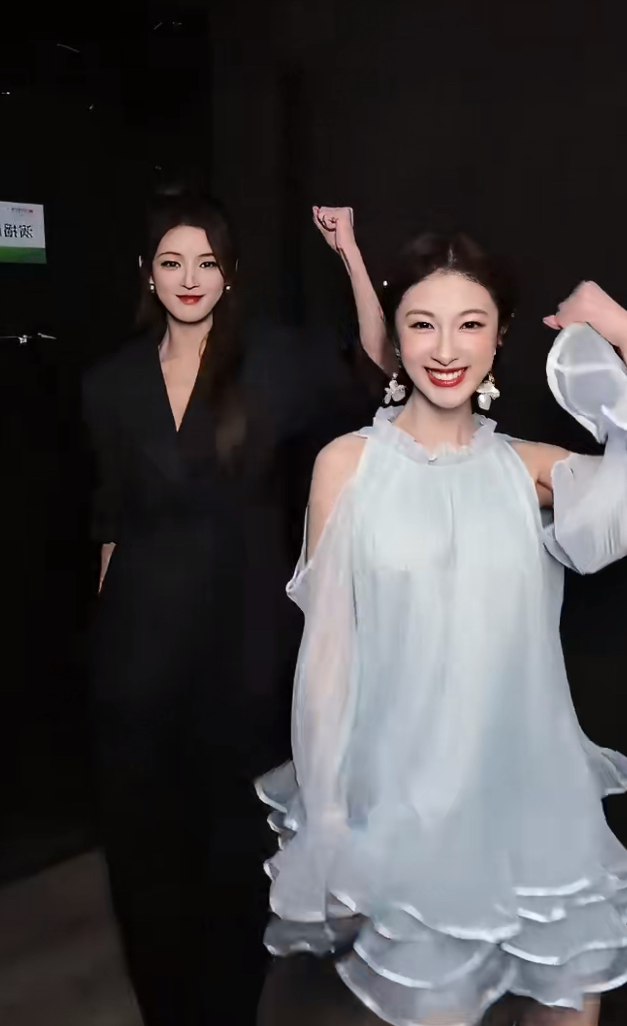 无予伦毕  💛无予伦毕 我不信你们每次见到《深情眼》剧组的人不提起男主