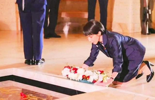 高市早苗的惊天一跪！暴露日本政客的丑陋的真实面目。
这位日本女首相在前往澳大利亚
