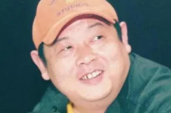 2005年，傅彪换肝去世后欠下了200多万的巨债，张秋芳立刻出售家中的别墅还钱，