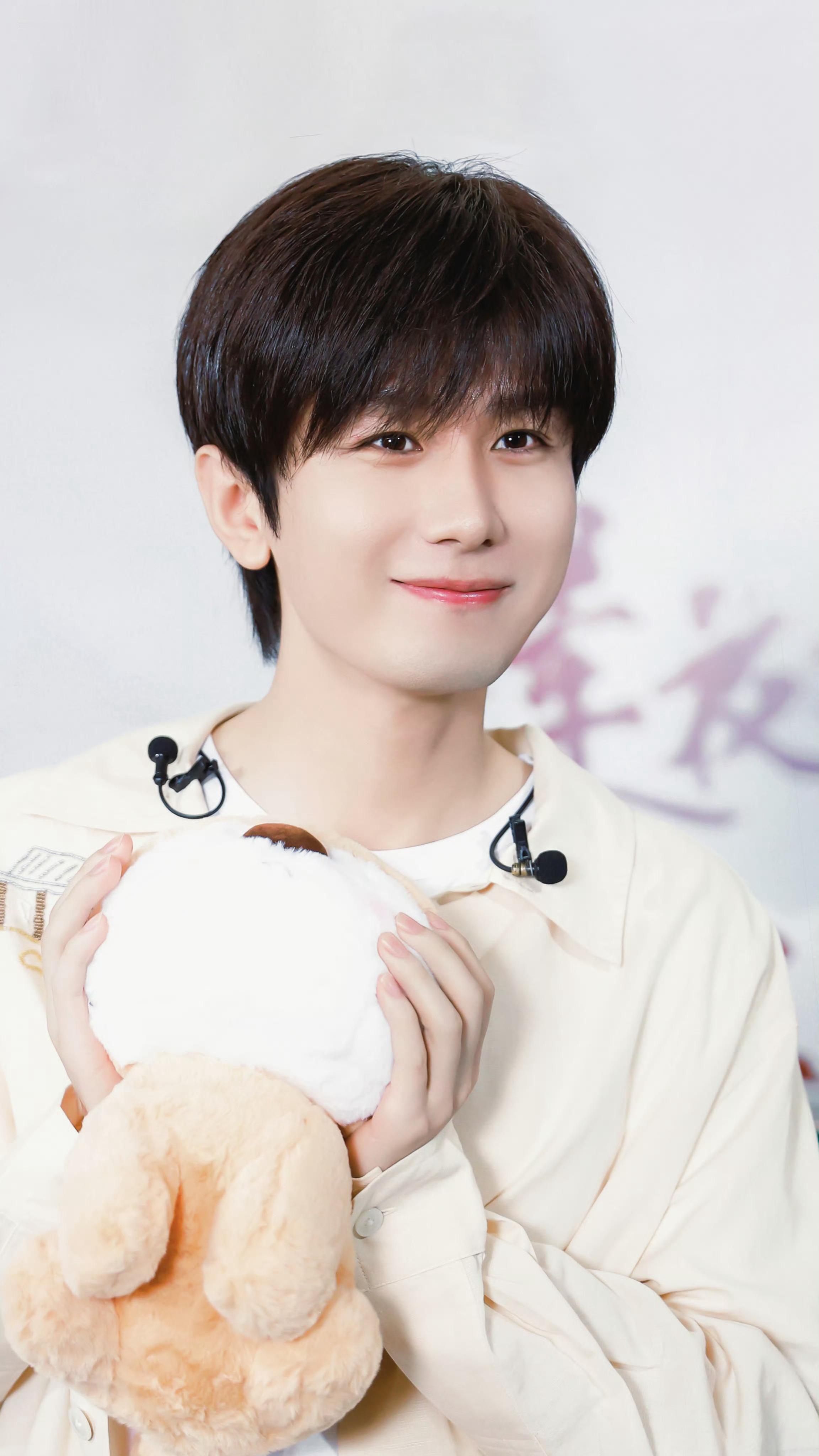 来看看可爱治愈男孩吧～忘记那丑恶嘴脸！ 