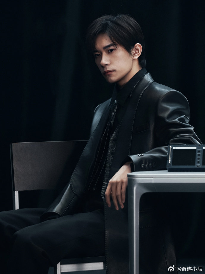 来看娱乐易烊千玺黑色皮衣马甲易烊千玺复古黑皮衣马甲易烊千玺这身复古黑皮衣马甲造型