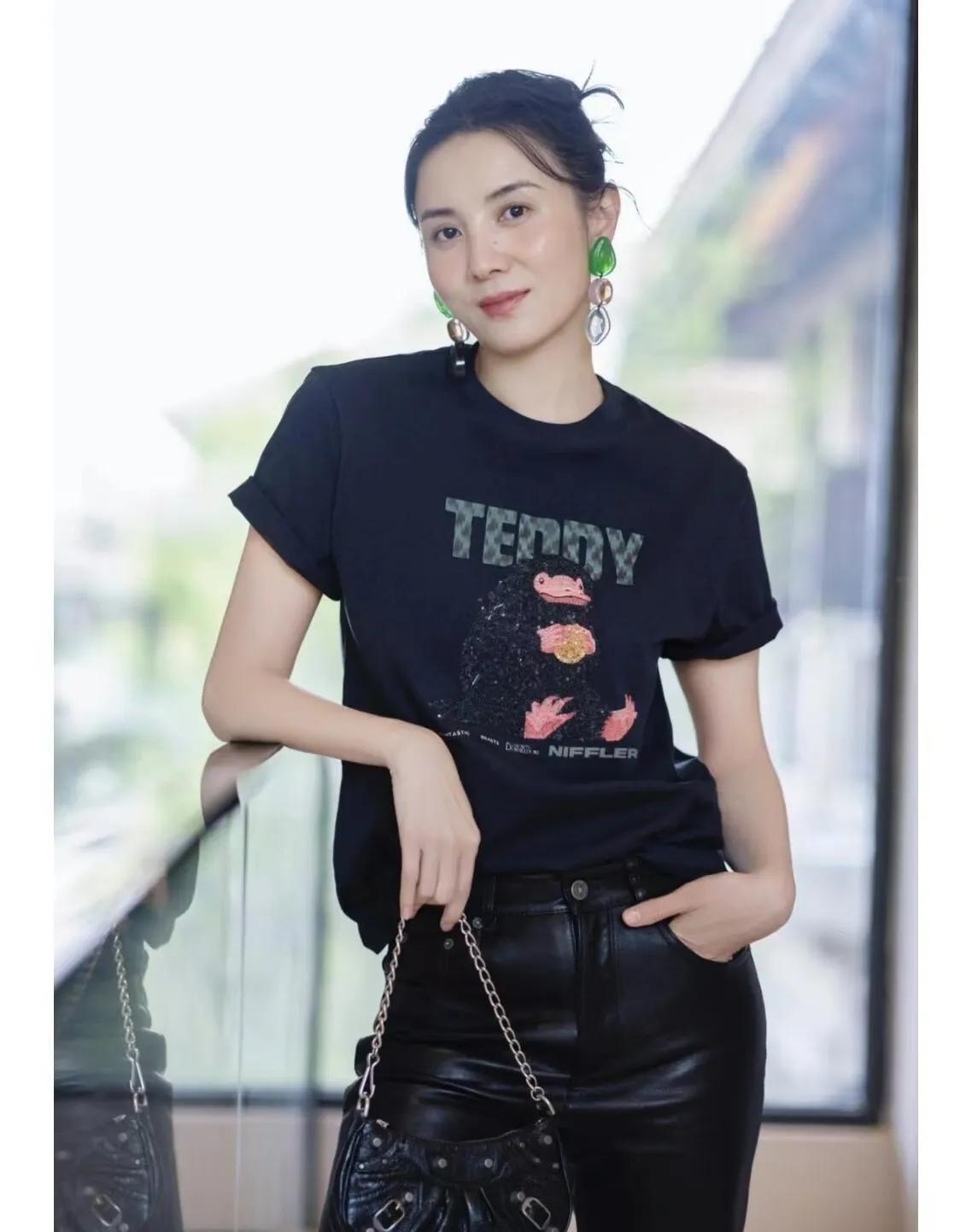 宋佳这一套，把中年女性的酷飒感焊在身上了✨
 
黑色印花T恤+修身皮裤，再配上小