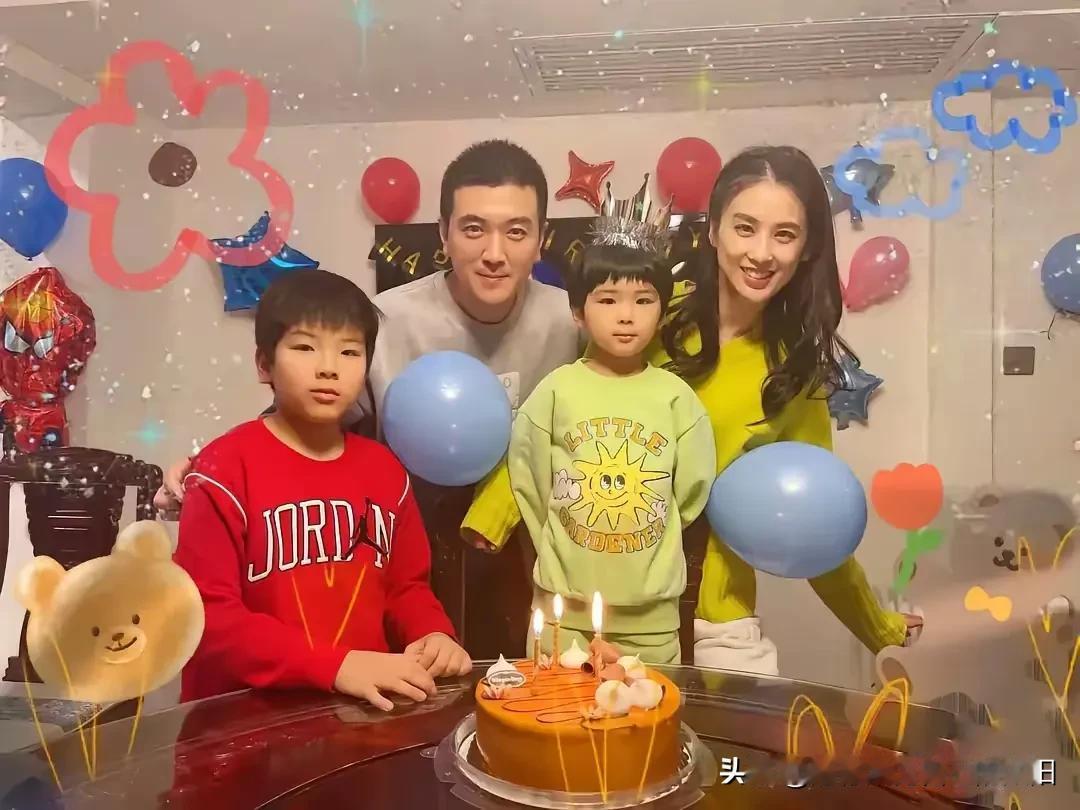 真搞不懂，一个明星离婚就离婚吧，搞那么多热搜干什么呢？很光荣还是咋的？
《再见爱
