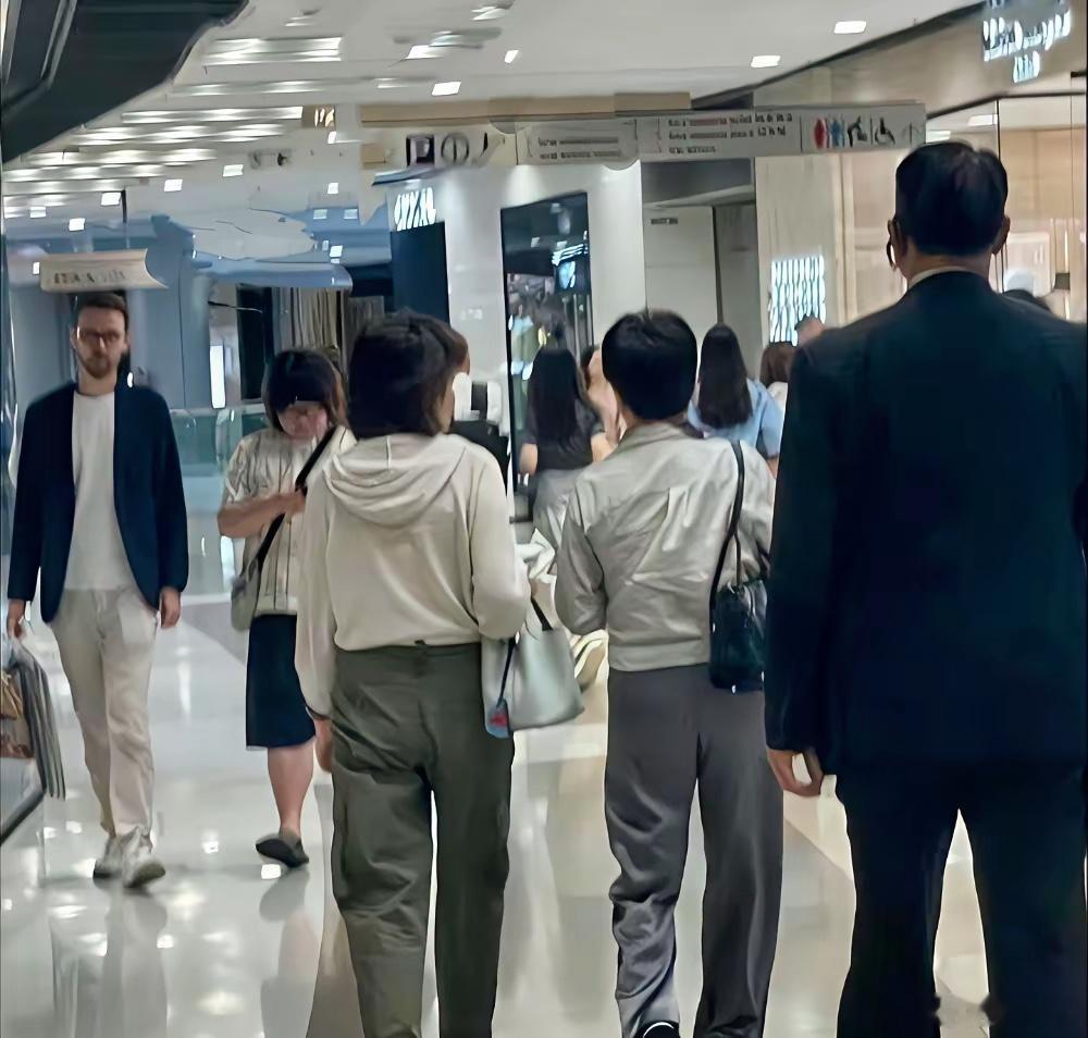 66岁的四太梁安琪在香港中环逛街被撞见，真人看着个头不高，估摸也就1米55，一身