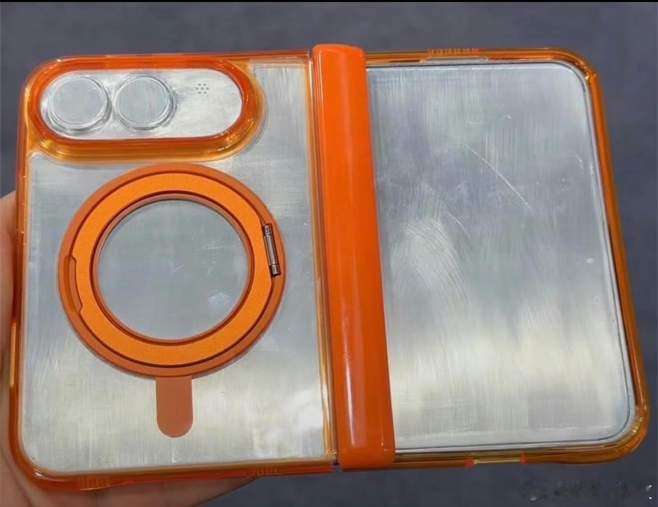 iPhone Fold背面的磁吸设计真丑啊，本来阔折叠屏就矮胖矮胖的，再加一个圈