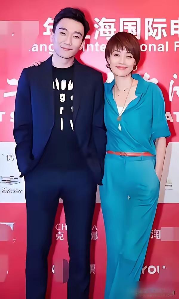 马伊琍，终于不装了。

直播间里，她对着镜头擦口红，眼里的光，和十年前说“且行且