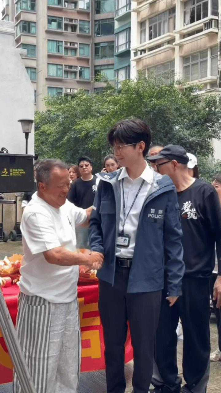 这个握手，千言万语，总之一句话：老弟，交给你了 