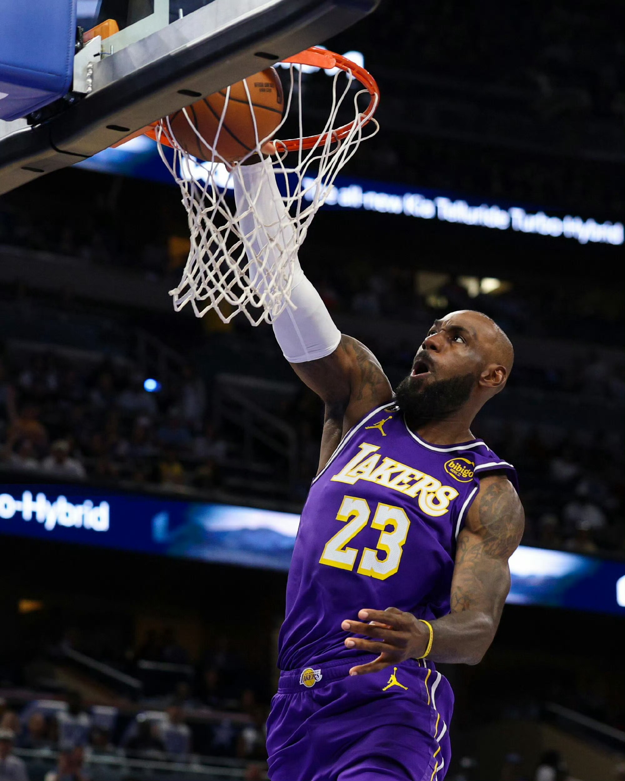 赛季至今，詹姆斯已经84次扣篮，成功78次，命中率94%，每场扣1.68个篮。扣