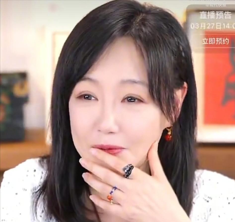 薛佳凝直播卖珠宝，一条弹幕“你笑起来像陆毅”瞬间引爆全场。
她手中刚放下价值百万