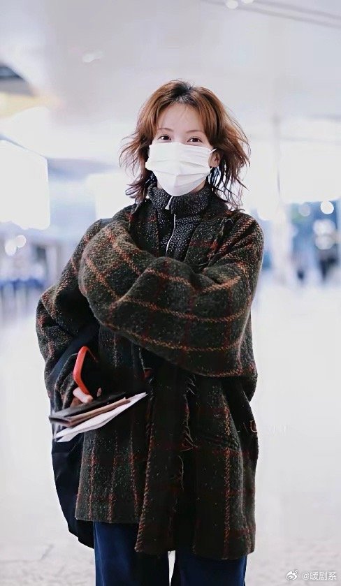 我滴个乖乖！晨晨咋变这样了！一头蓬松小卷发，身上的衣服显胖30斤！整体看上去又老