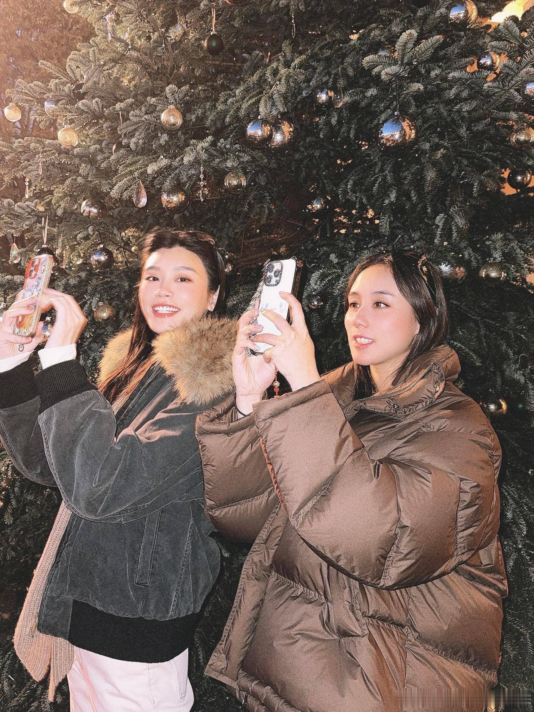 奚梦瑶何超欣逛圣诞市集奚梦瑶何超欣一起逛圣诞市集 奚梦瑶何超欣一起逛圣诞市集 