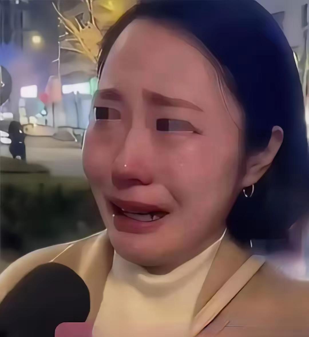 这个瞬间真的太戳人了。
她不是不幸福，也不是后悔，而是被一句轻飘飘的“标准答案”