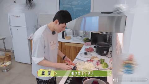 龚俊干一行行一行 花儿与少年7花儿与少年7 龚俊做菜获那英夸“大厨”，叹“多少女