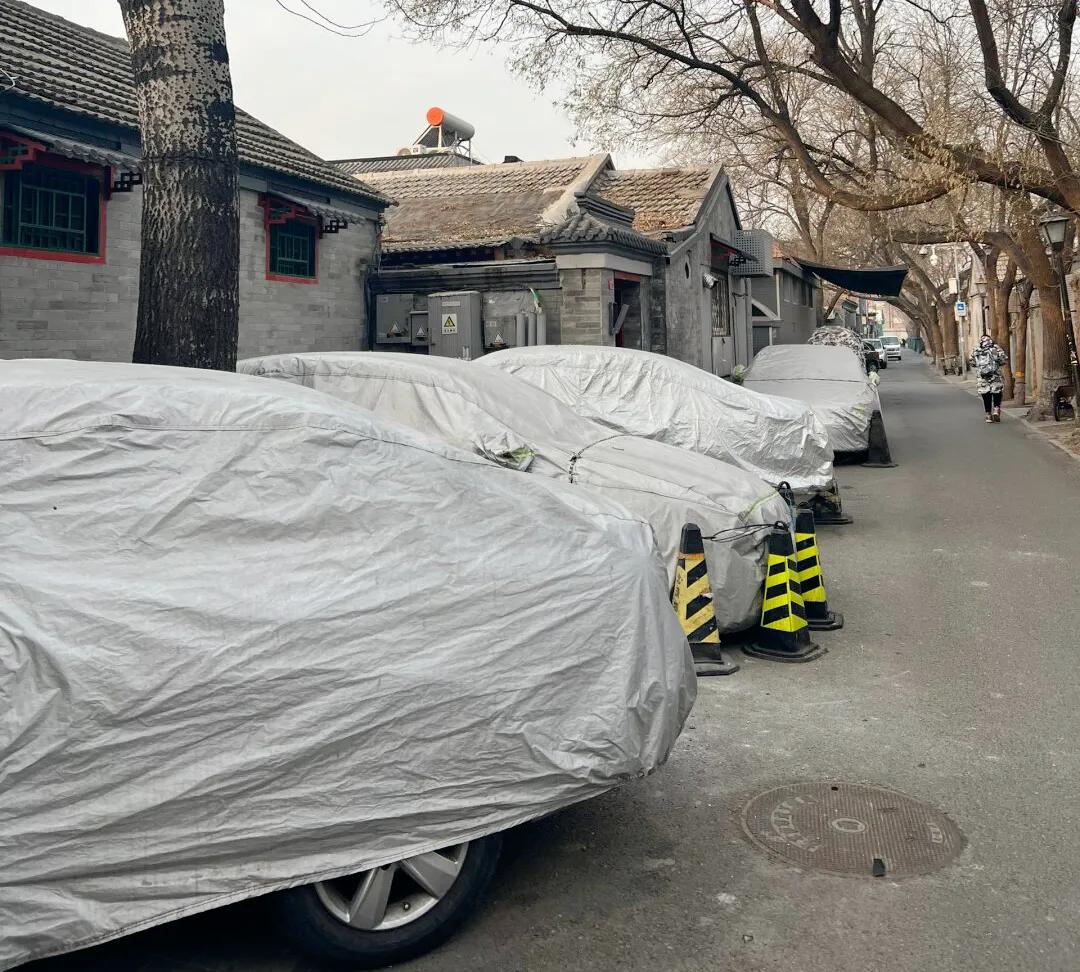 北京的朋友能帮忙解答一下吗？这些停在胡同里的套着车套积满灰尘的汽车是什么情况？占