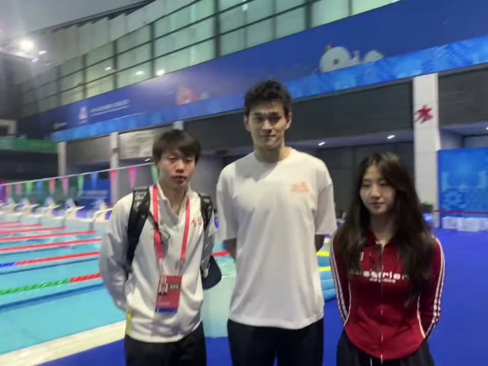 『8594』20251118 全运会合照掉落泳池著名打卡点🦈🐰 