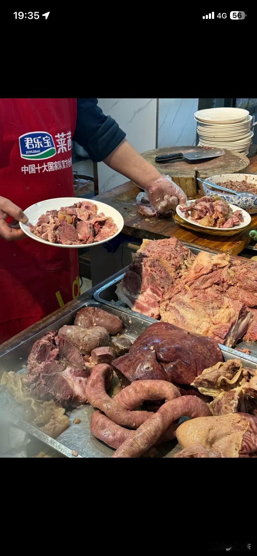 据说这是许昌“街溜子”到访保定，老魏请客的菜品，说实话，这个搭配放在100年前就