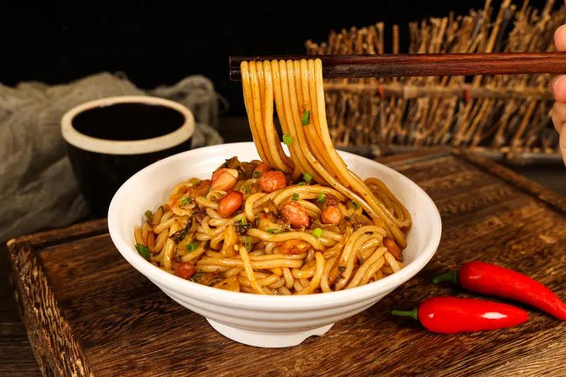 身份证36开头，早餐蹲在路边嗦完一碗南昌拌粉，就着瓦罐汤打个饱嗝。
小时候偷买五