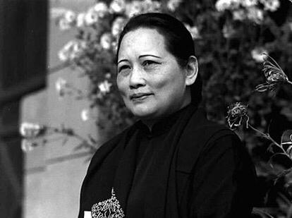 1949年上海解放，27军担负保护宋庆龄的任务。可哨兵不认识宋庆龄，一天，宋庆龄