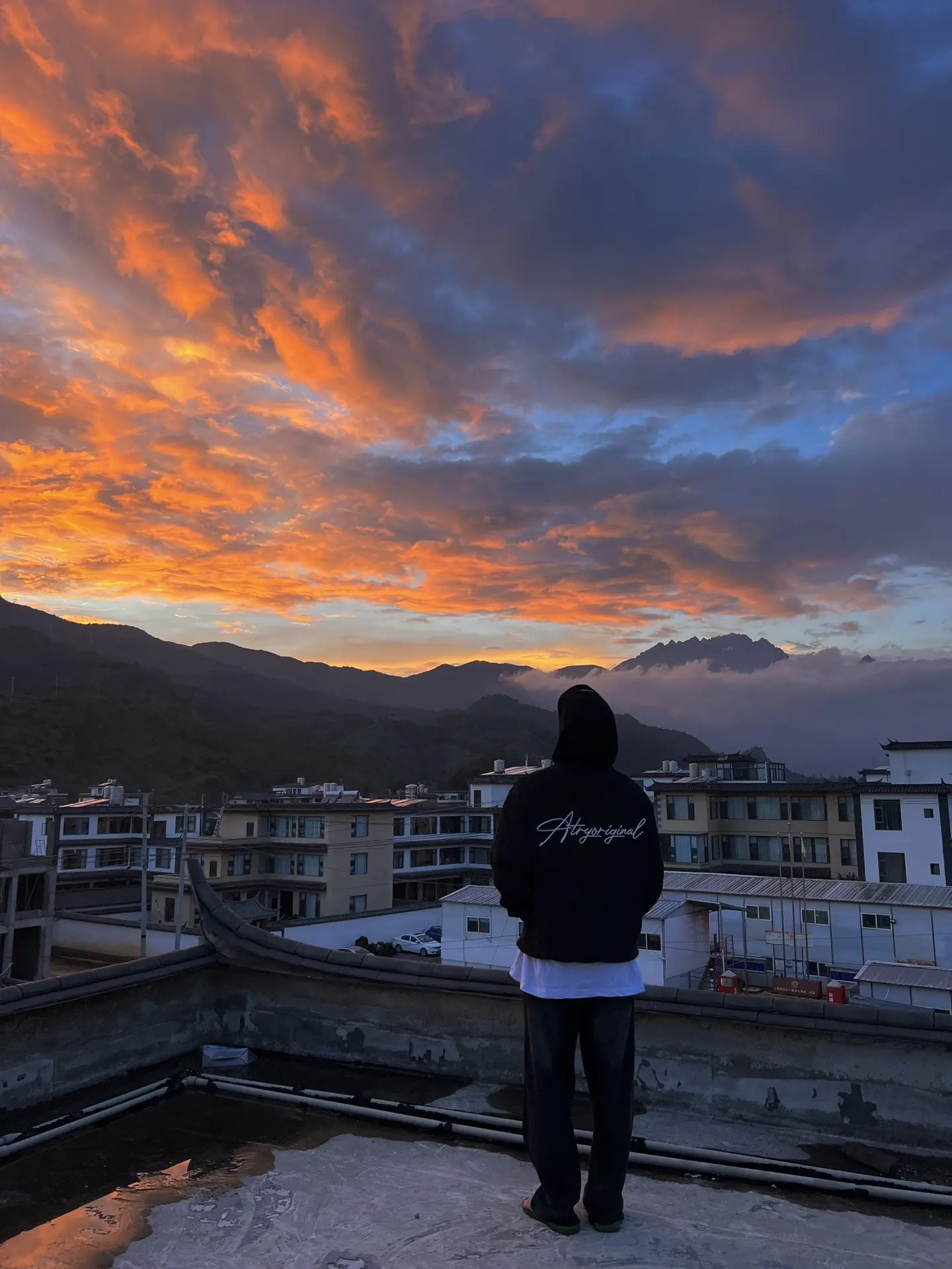 雨过天晴的丽江，惊现玉龙雪山火烧云。