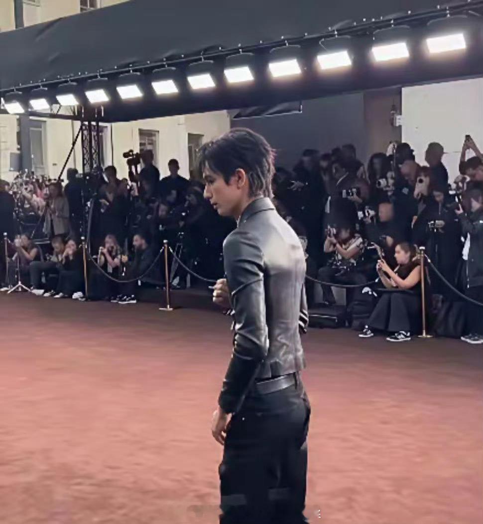 宋威龙那身材，好些女明星眼馋得不行，一点赘肉都瞅不见。 
