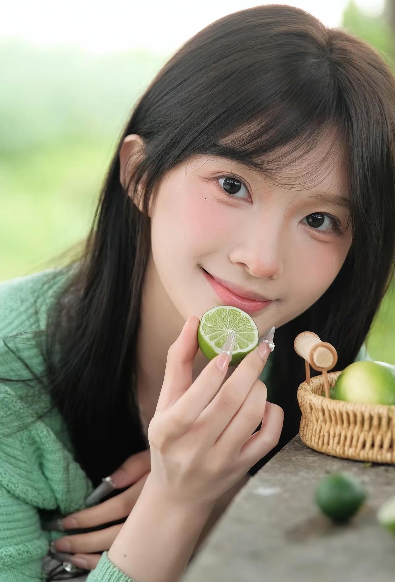 女孩享受青柠