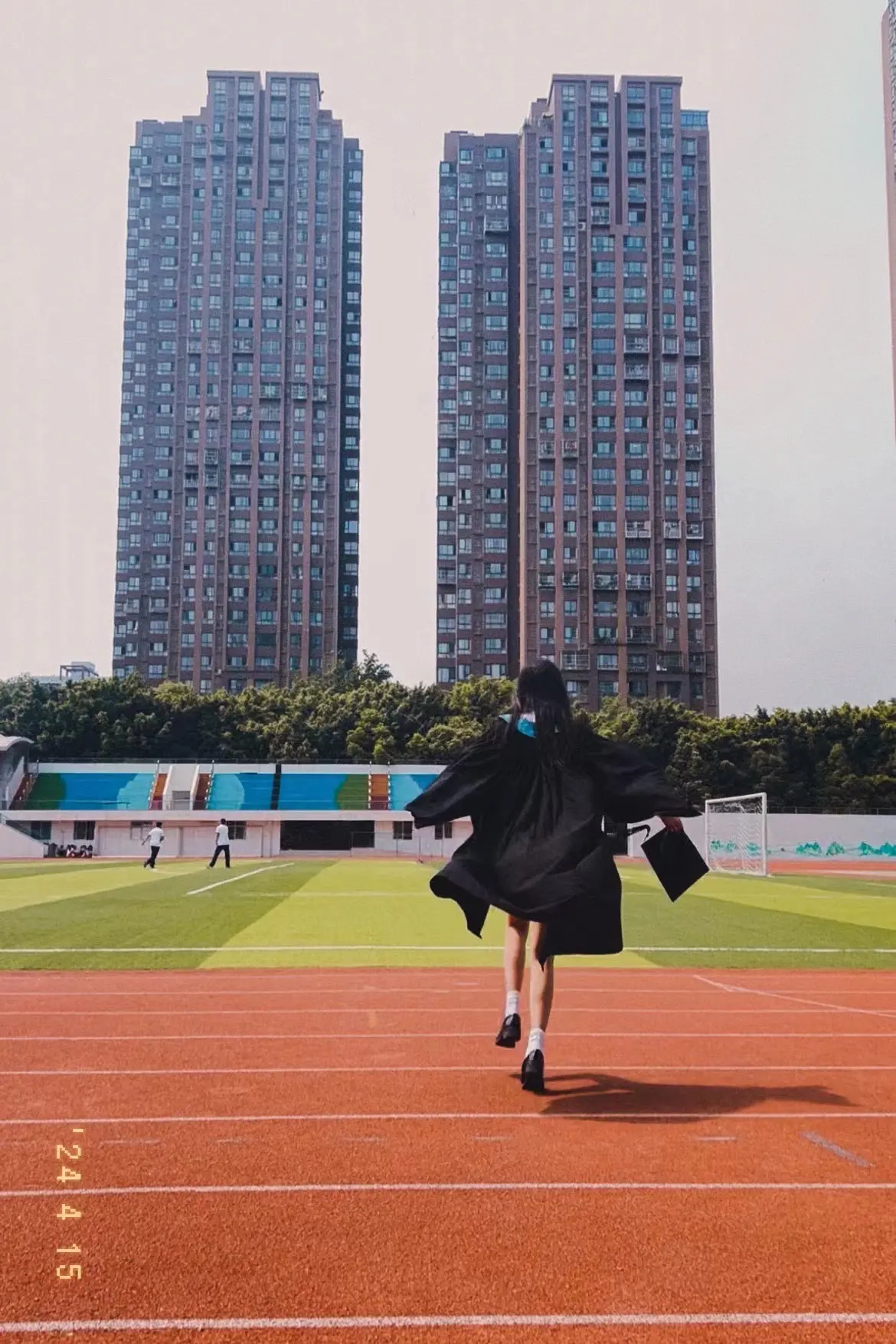 以前高中的时候想着能不能快点毕业 每天都被管着真累 现在反而怀念那个时...