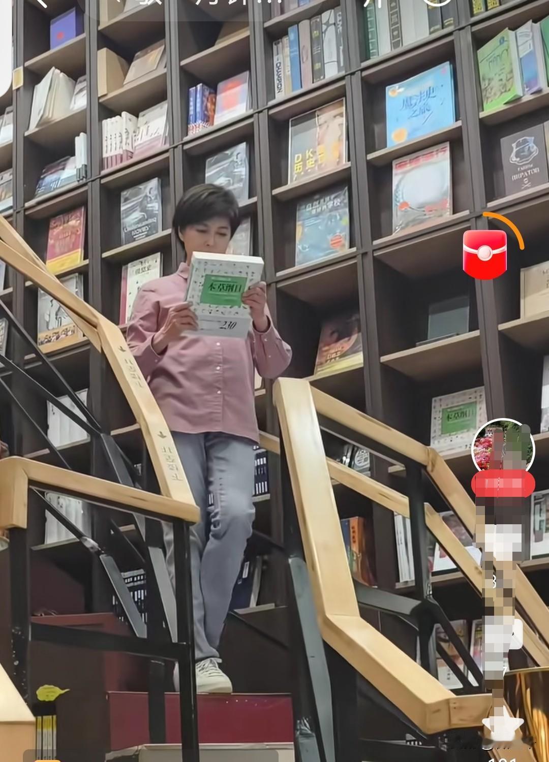 敬一丹突发脑出血前2个月，她还在爬上爬下查资料做节目。

退休后的敬一丹是根本闲