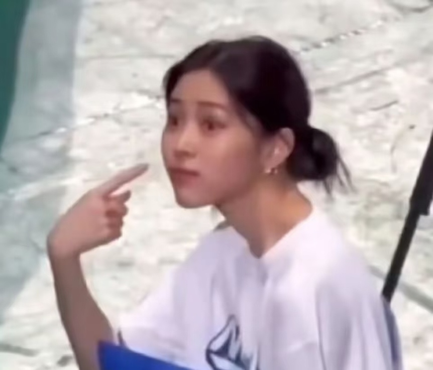 者来女唱歌台下坐的全是申留真申留真闯中闯的是者来女演唱会贾耗吐槽太精准！者来女演