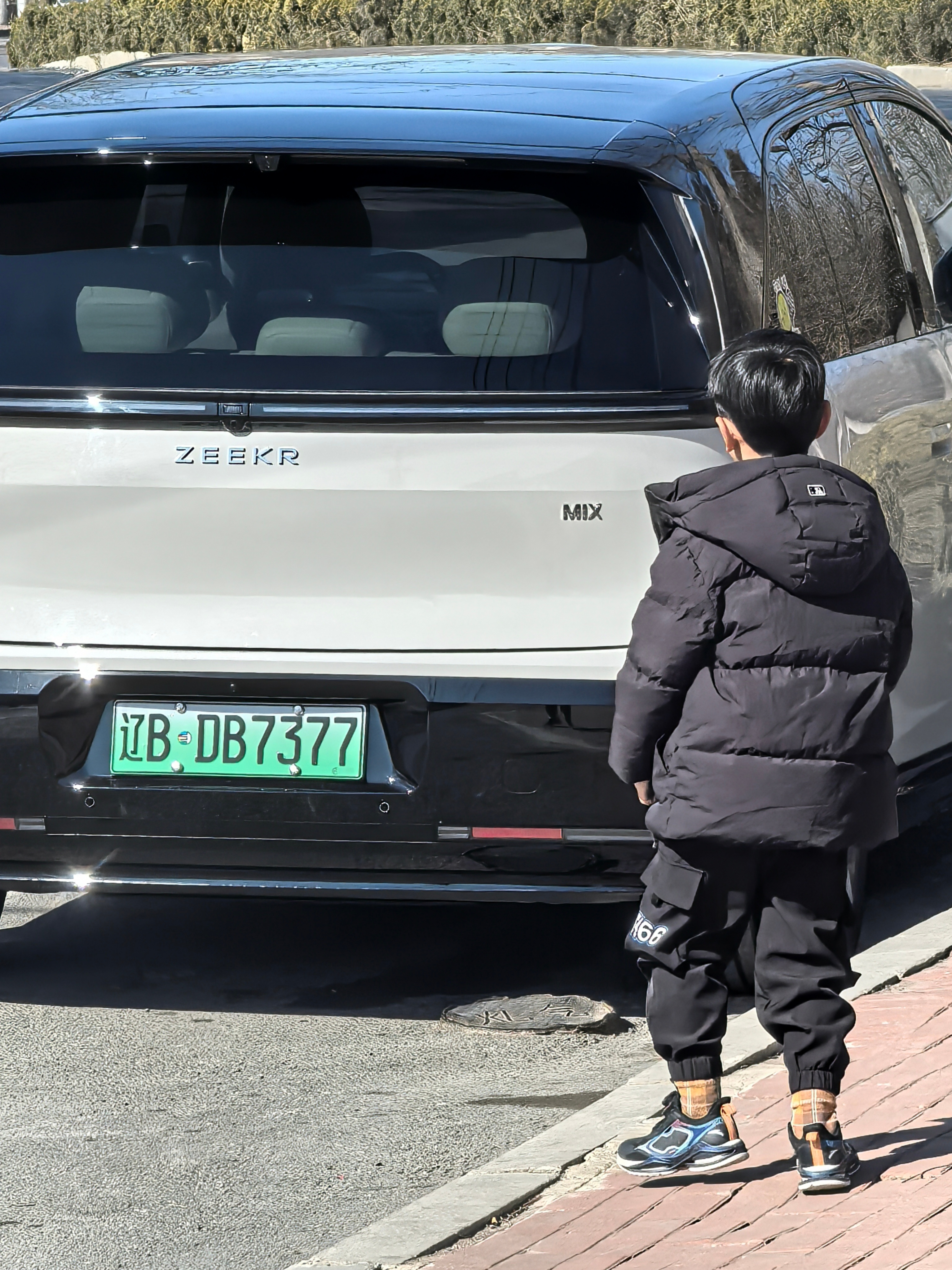 中午带孩子去了个小饭店吃饭饭店老板儿子也在，可能都是还没开学的小学生，他们说下午