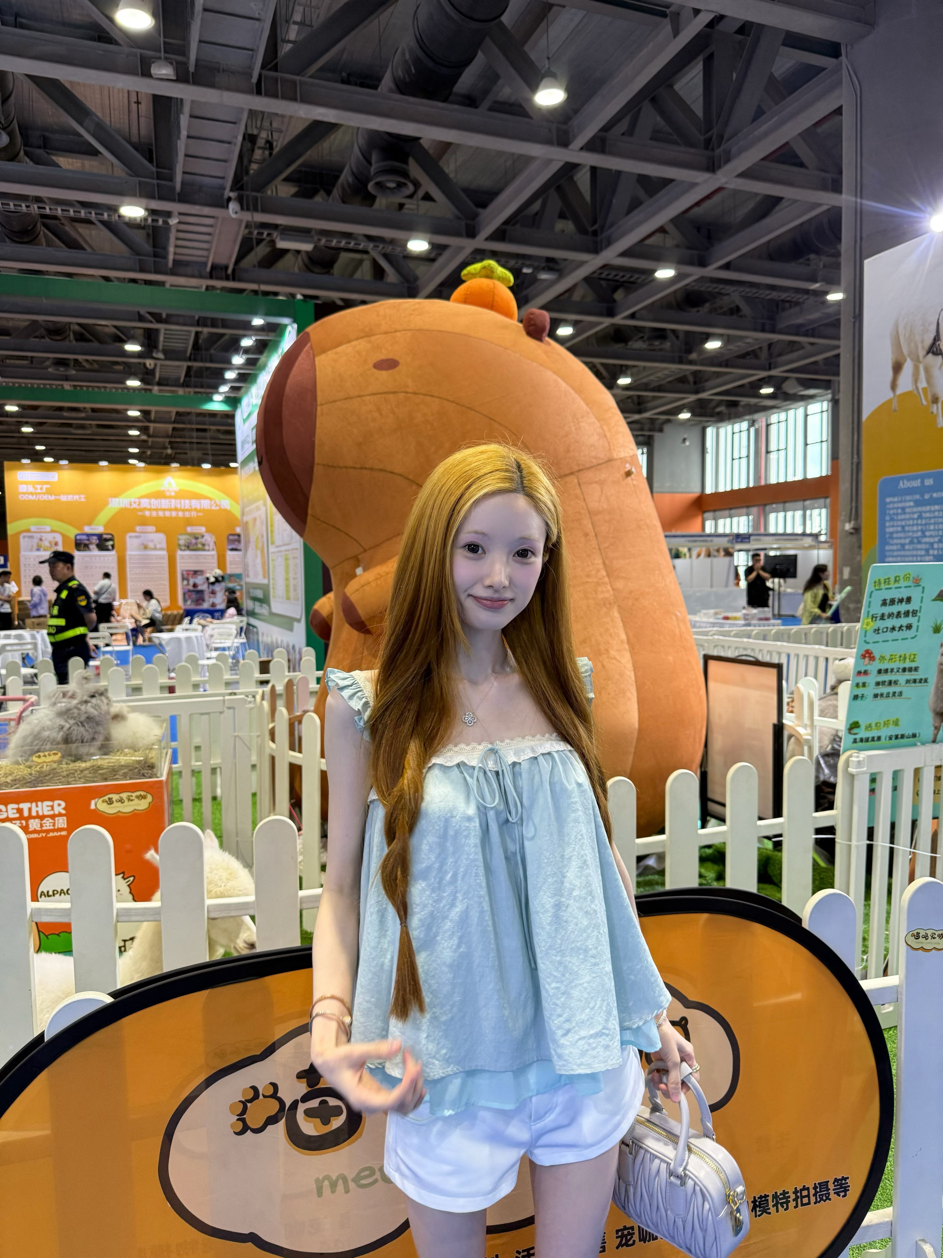 小小日记妈耶，今天很开心的，赶着潮宠展的最后一天去玩了一下，看到了好多好可爱的?