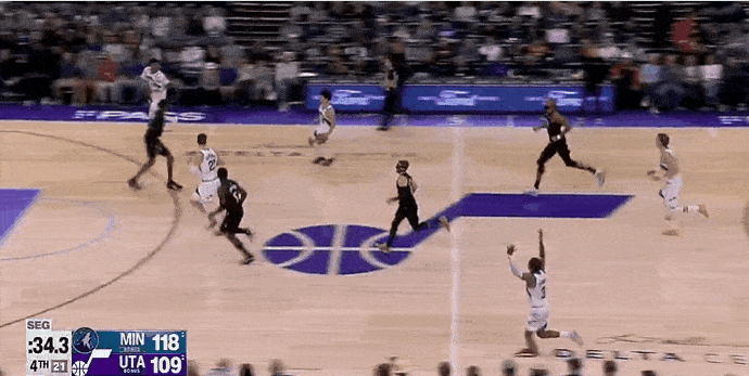 球王！贝利完成滞空滑翔背扣！
在今天NBA常规赛爵士对阵森林狼的第四节比赛，贝利