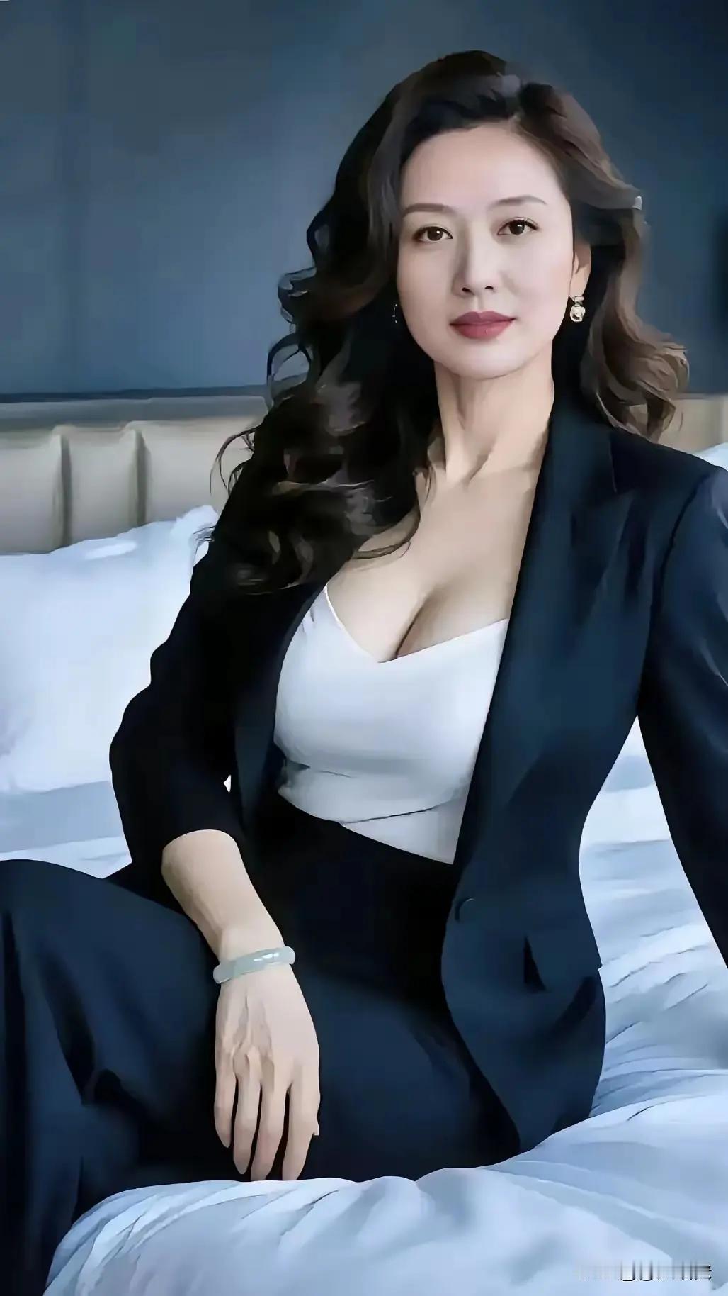 父母恩情重如山，
养育之恩记心间，
寸心难报三春暖，
久病床前无怨言。