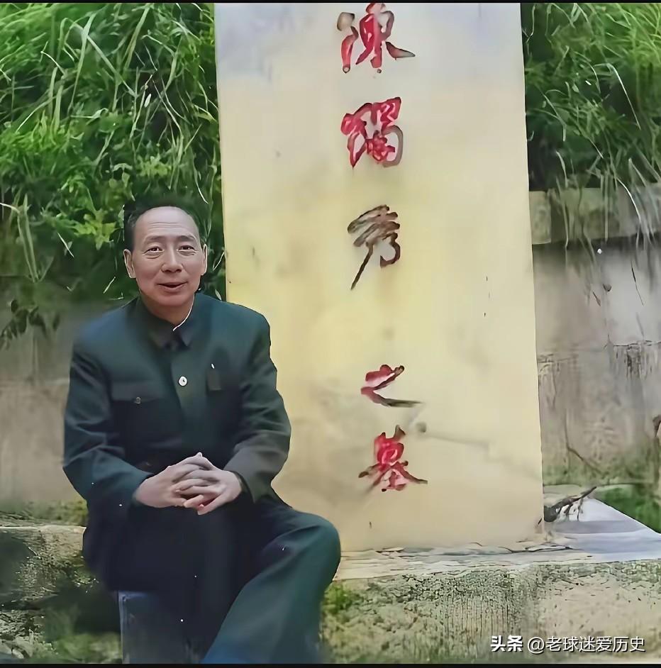 在这张照片中，陈独秀的三子陈松年静坐在父亲墓前，神色温和且沉静。
作为陈独秀与原