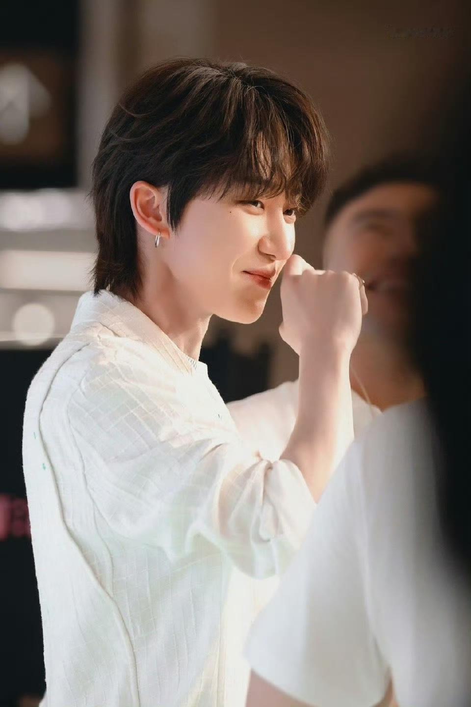 #徐明浩杭州活动#  白色西装穿搭的造型真的很适合徐明浩，杭州活动现场的生图状态