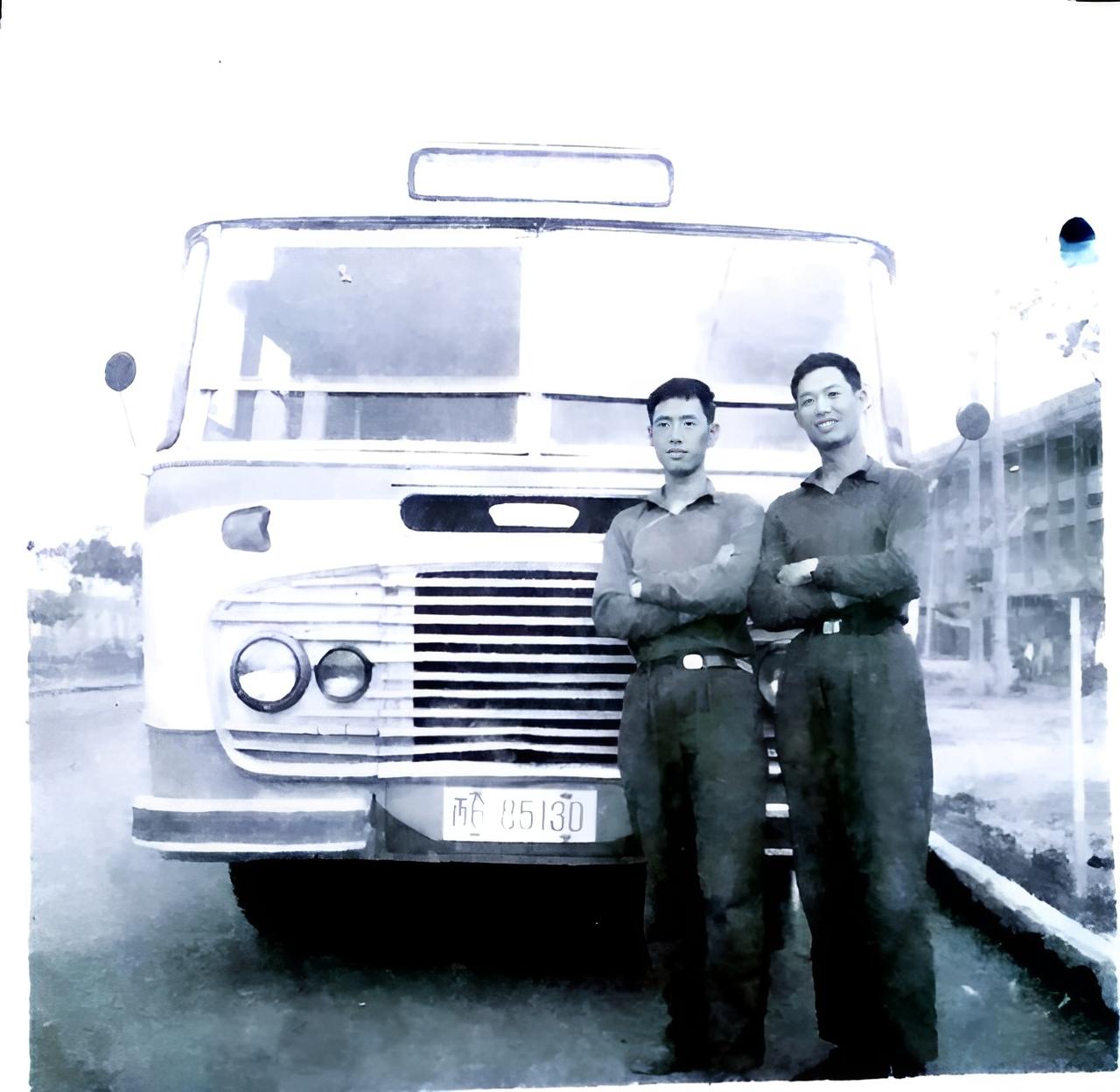 晒一张部队的老照片这张照片拍于1980年代的湖南怀化，当时的广州军区战士杂技团，