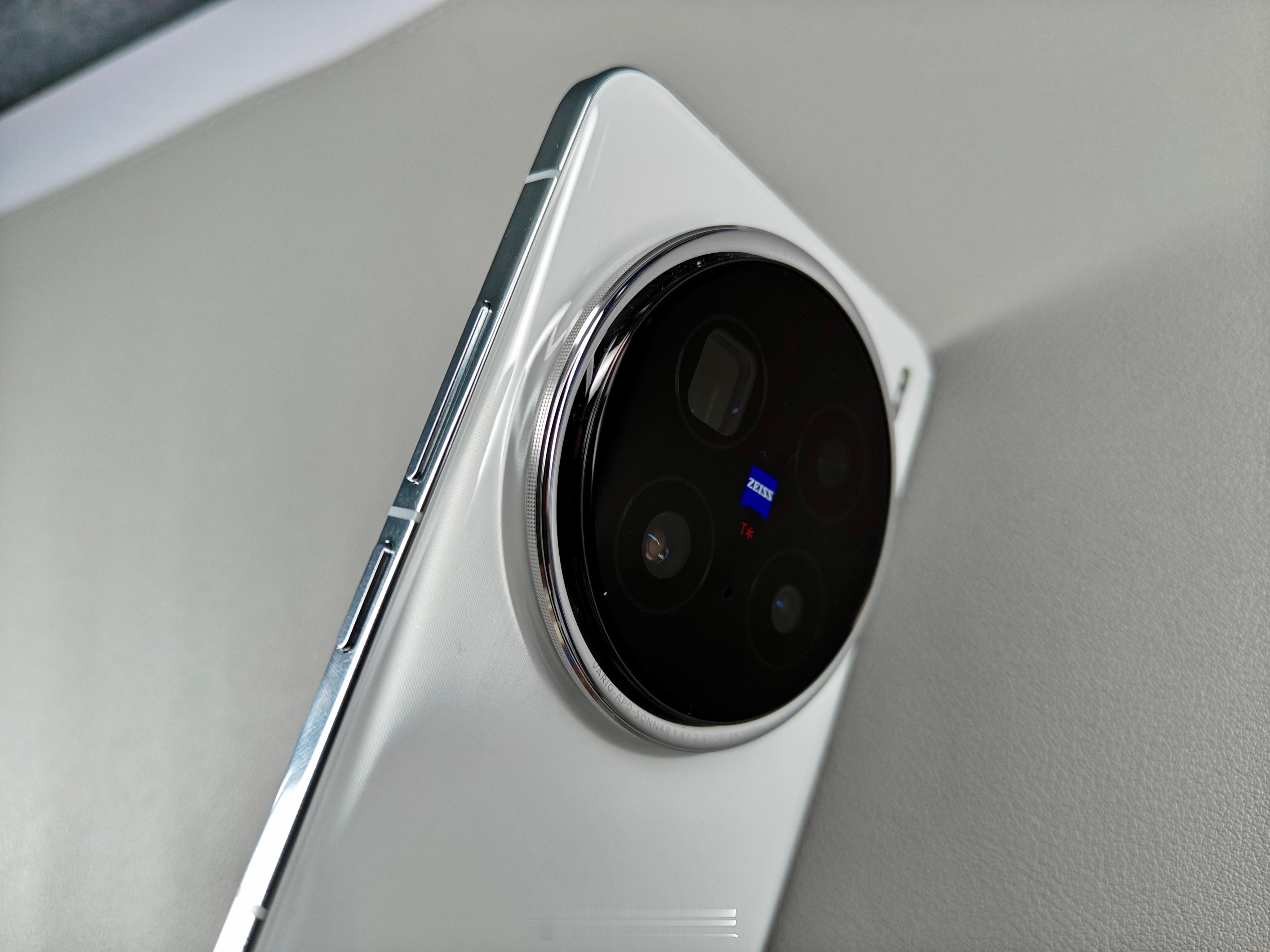 vivo X200 Pro这手机虽然名为Pro，但是影像配置是Ultra级别的，