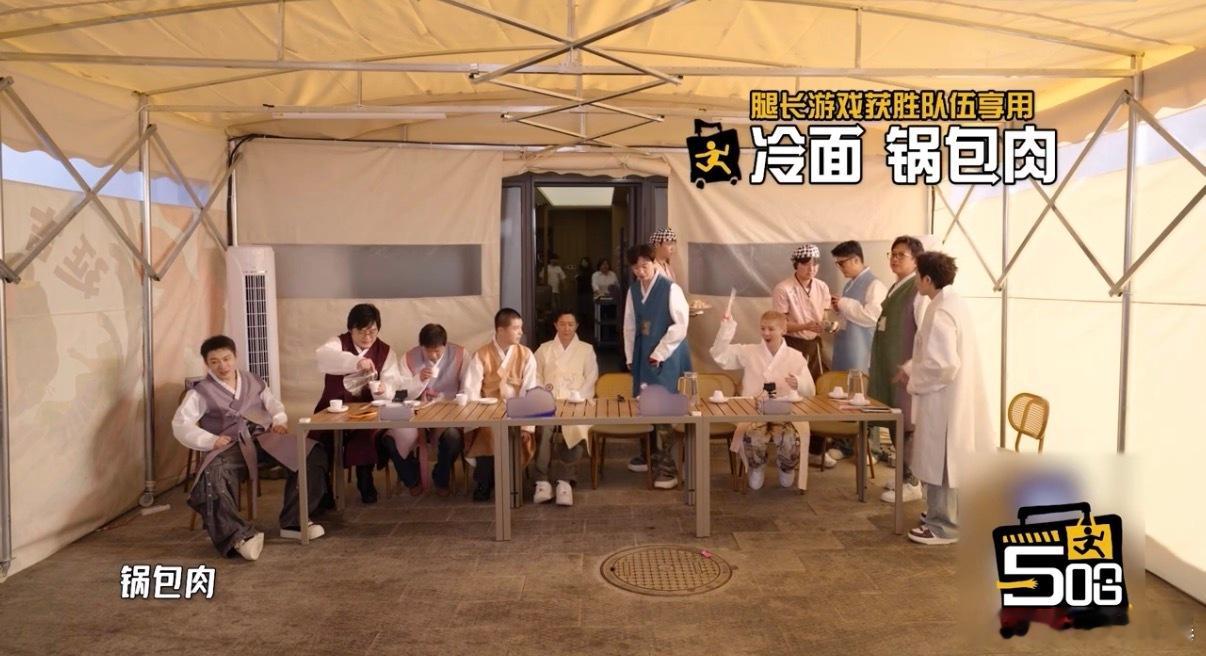 跟着鹿晗解锁冷面隐藏吃法 绝绝子！鹿晗吃冷面居然这么会玩～ 白醋+黄芥末的搭配直