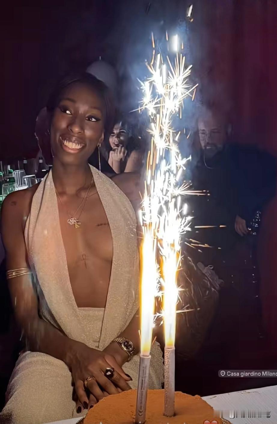 意大利女排接应，宝拉·埃格努，这身着装，她可真敢穿[捂脸]
瞧，精心打扮的埃格努