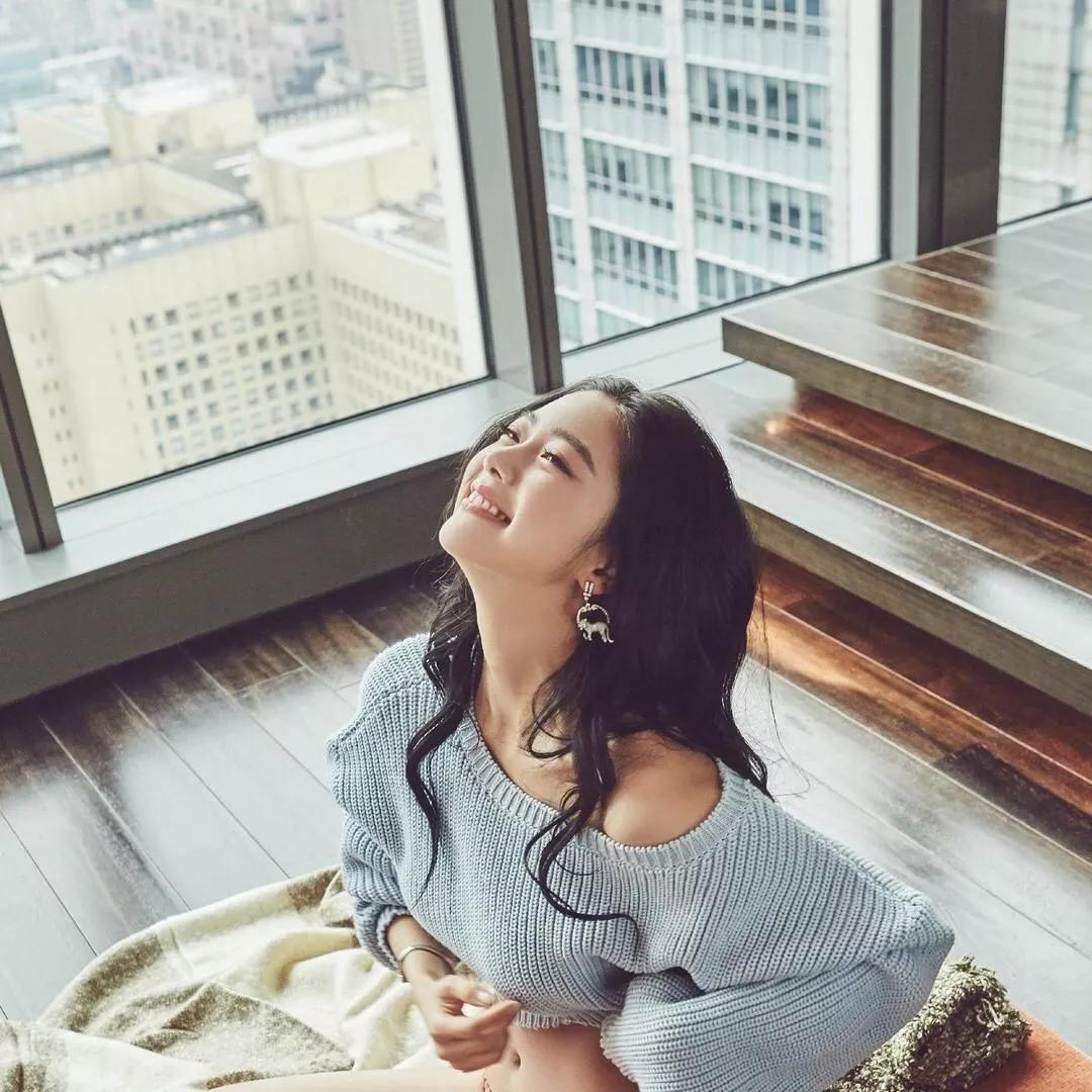 阳光洒进来的午后，窗边笑靥如花久违阳光照进来 初见阳光午后 窗台外的景色 花园里