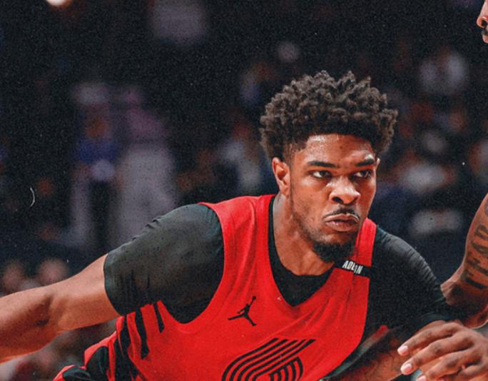 NBA季前赛，开拓者挑战勇士队，在比赛中出现了非常奇葩的一幕。第四节比赛一开始，