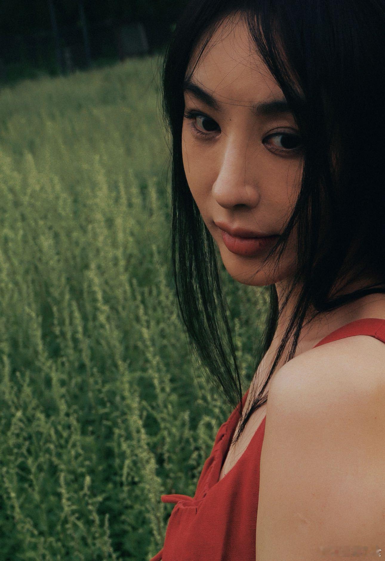 李菲儿美得好有生命力宝子们快看！李菲儿生日红裙太惊艳，明媚得像会发光，松弛感拉满
