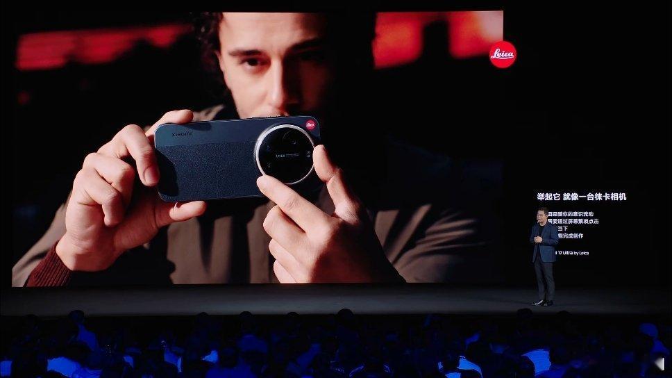 有一说一啊，这个拍照姿势不别扭吗？ 小米17Ultra