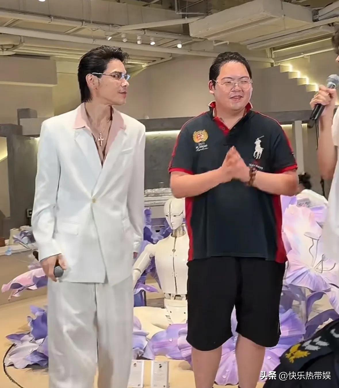 向佑在哥哥旁边还是有些害羞的
兄弟俩虽然外貌差距大，但是感情还是不错
向佑以后想