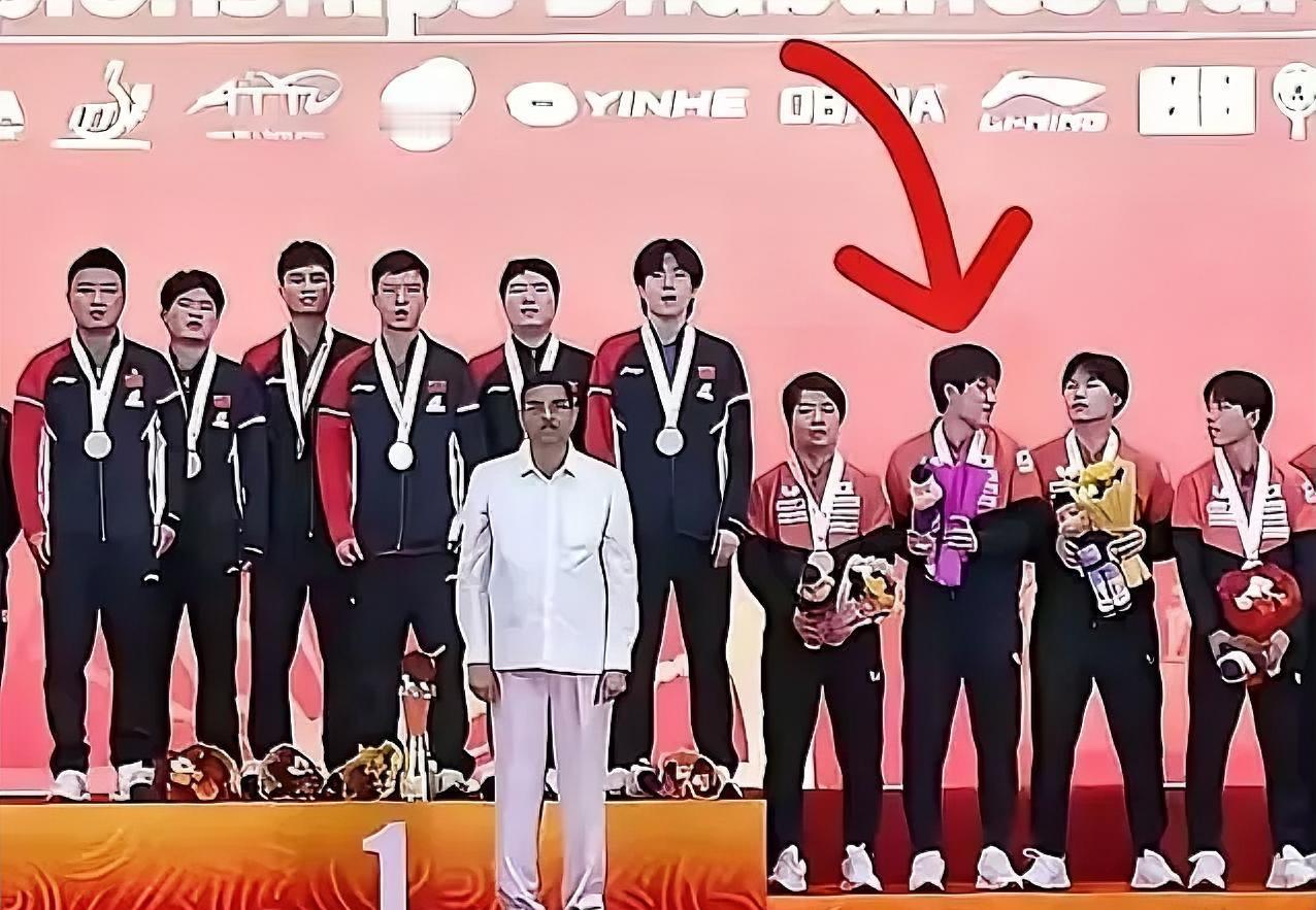 升国旗时全场肃立
唯独他在交头接耳
这个画面太刺眼

颁奖台上两国选手
都在向国