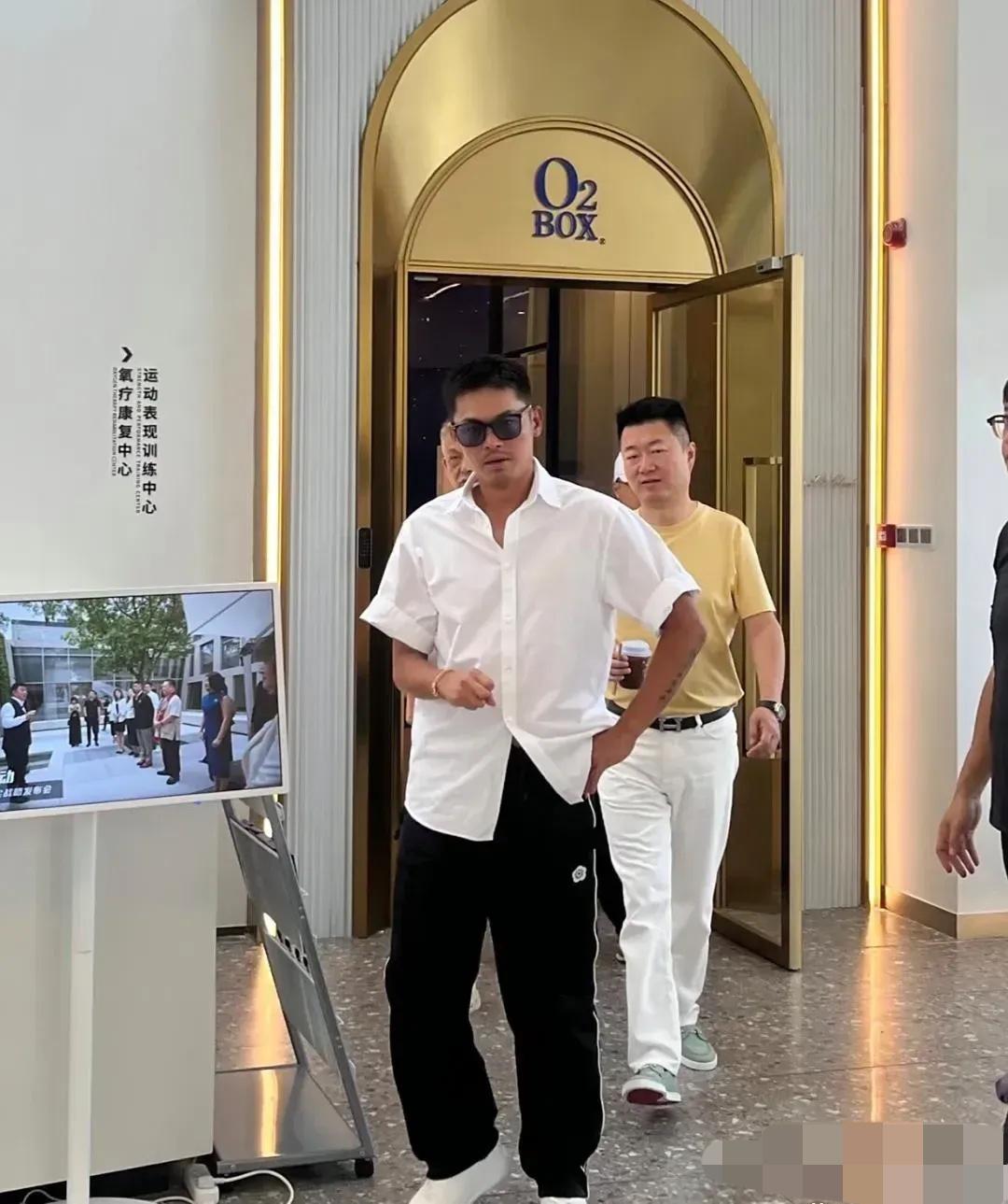 戴上墨镜的林丹太帅了，气质非常好