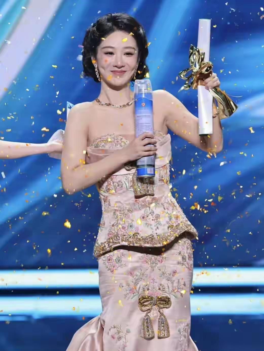 白玉兰奖的橄榄枝终于抛向杨紫
作为90后小花
成功出演《生命树》里面的白菊
作为