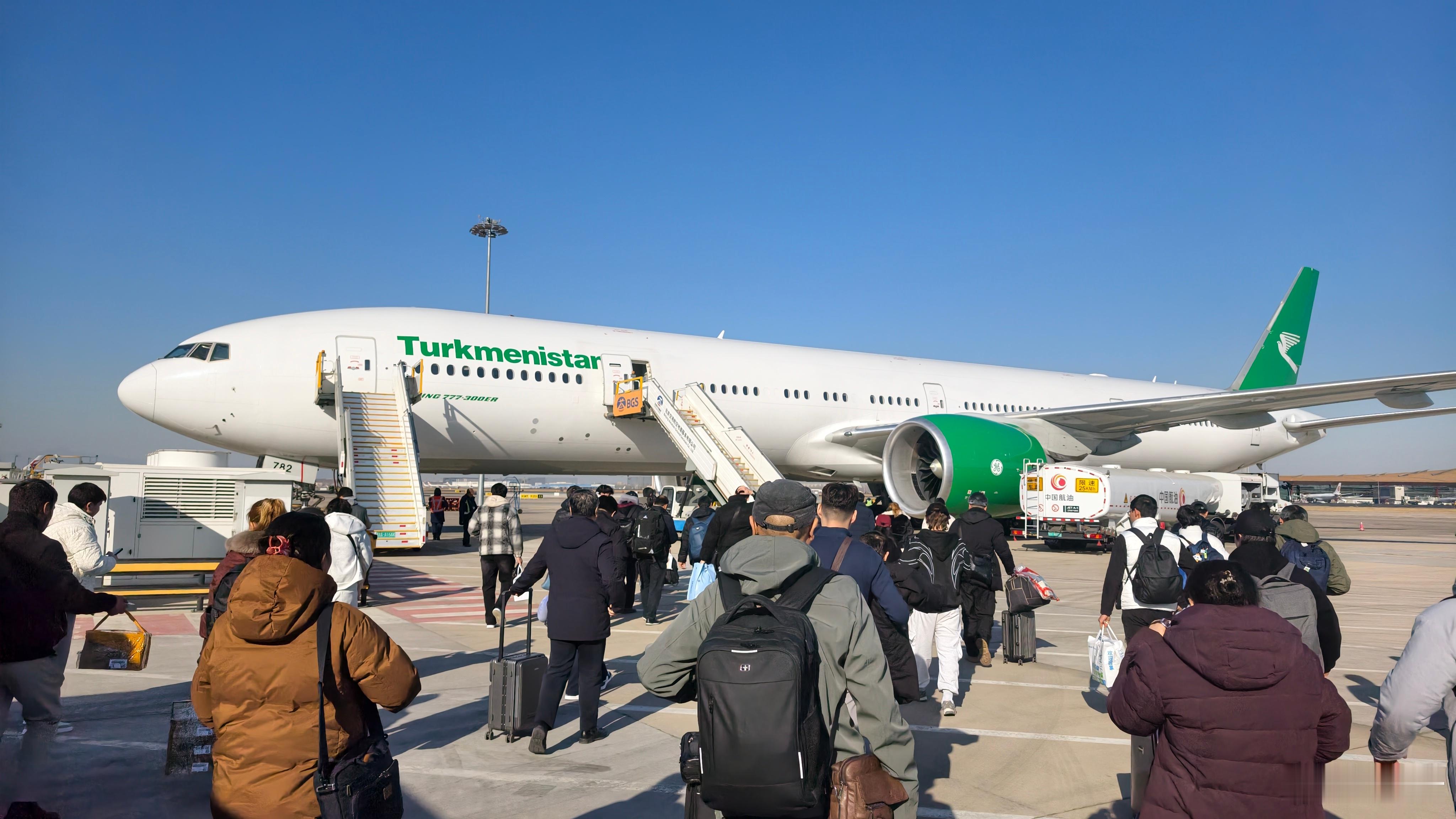 7个半小时的航班，没想到飞土库曼斯坦要这么久，这时间感觉都可以飞到德国了……这国