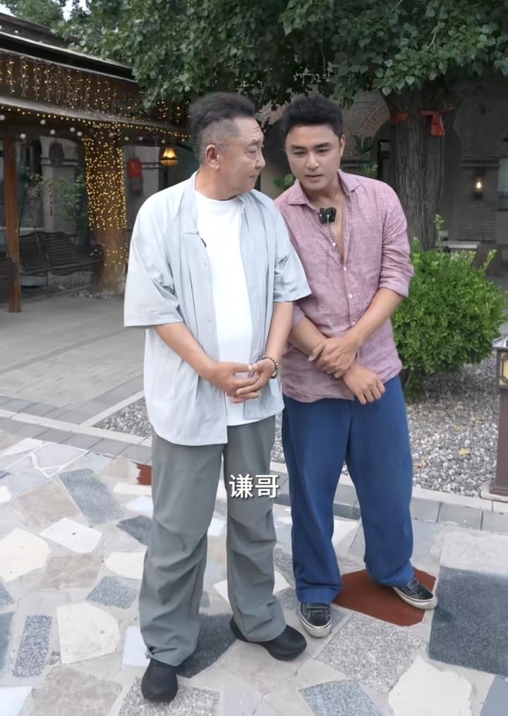 怎么感觉明道现在比于谦还要接地气了，他当年可是那个风靡万千少女的青蛙王子啊！[捂