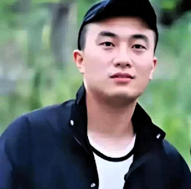 2021年，四川30岁男子每天和57岁母亲一起睡，他洗澡时，母亲也待在浴室，他不