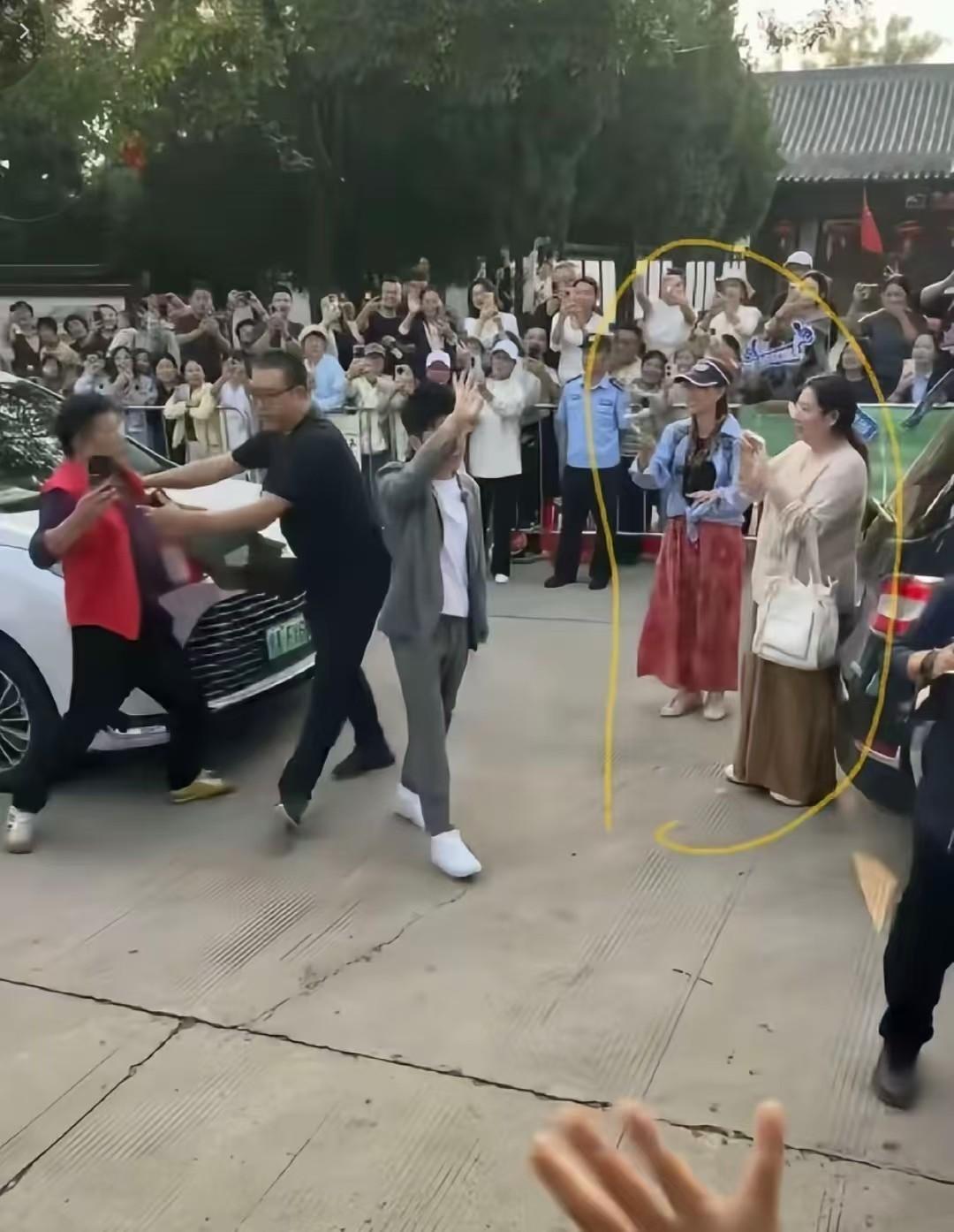 红马甲强行合影惹怒全场，保镖推开反被推倒，结局反转成朋友为何？
作为普通人，我刷